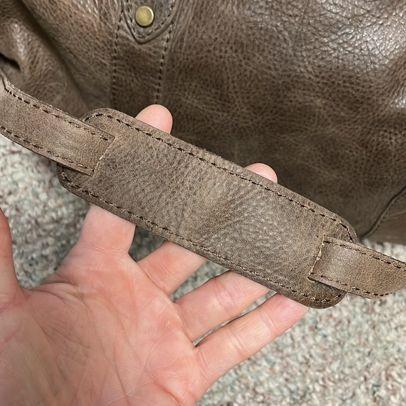 I Medici itilian leather duffle bag with padded handles & detachable crossbody - Picture 2 of 12